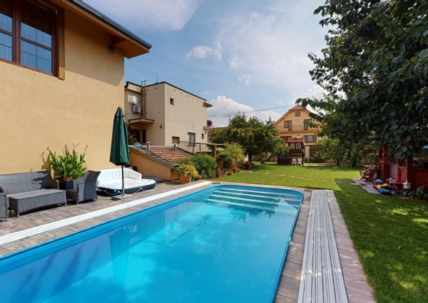 PREDANÉ -rod.dom s pozemkom 908 m2,bazénom,altánkom,3 x garáž v tesnej blízkosti ZŠ, MŠ a námestia v ZB.