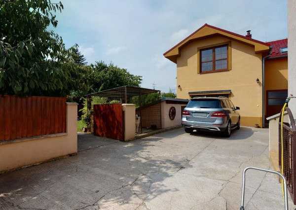 PREDANÉ -rod.dom s pozemkom 908 m2,bazénom,altánkom,3 x garáž v tesnej blízkosti ZŠ, MŠ a námestia v ZB.