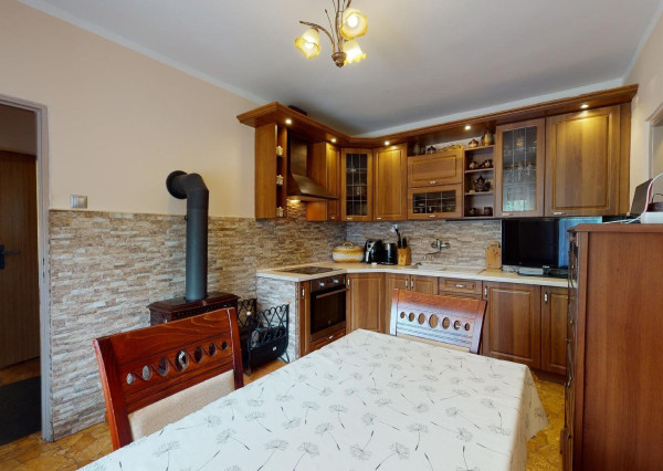 PREDANÉ -rod.dom s pozemkom 908 m2,bazénom,altánkom,3 x garáž v tesnej blízkosti ZŠ, MŠ a námestia v ZB.