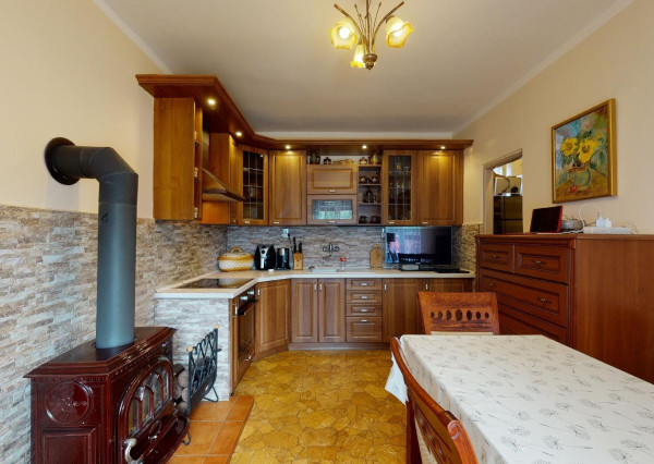 PREDANÉ -rod.dom s pozemkom 908 m2,bazénom,altánkom,3 x garáž v tesnej blízkosti ZŠ, MŠ a námestia v ZB.