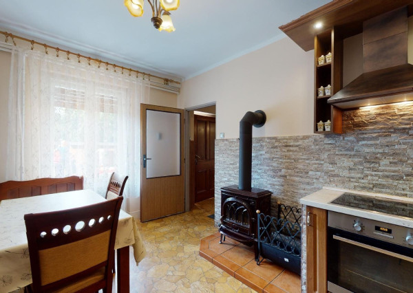 PREDANÉ -rod.dom s pozemkom 908 m2,bazénom,altánkom,3 x garáž v tesnej blízkosti ZŠ, MŠ a námestia v ZB.