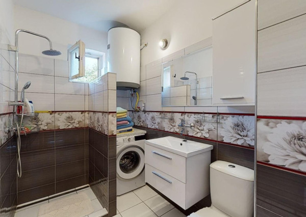 PREDANÉ -rod.dom s pozemkom 908 m2,bazénom,altánkom,3 x garáž v tesnej blízkosti ZŠ, MŠ a námestia v ZB.