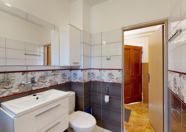 PREDANÉ -rod.dom s pozemkom 908 m2,bazénom,altánkom,3 x garáž v tesnej blízkosti ZŠ, MŠ a námestia v ZB.