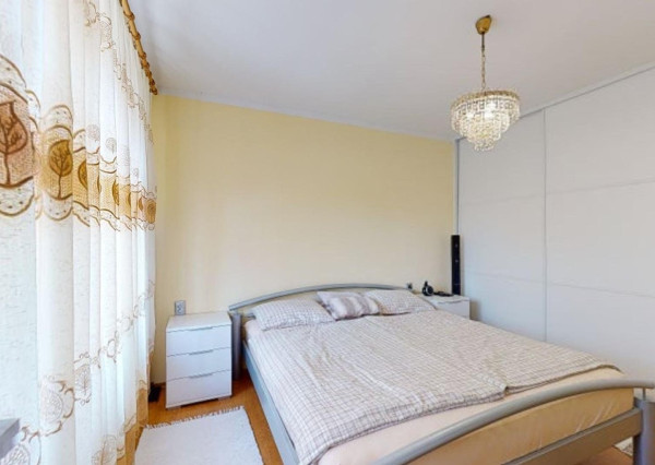 PREDANÉ -rod.dom s pozemkom 908 m2,bazénom,altánkom,3 x garáž v tesnej blízkosti ZŠ, MŠ a námestia v ZB.