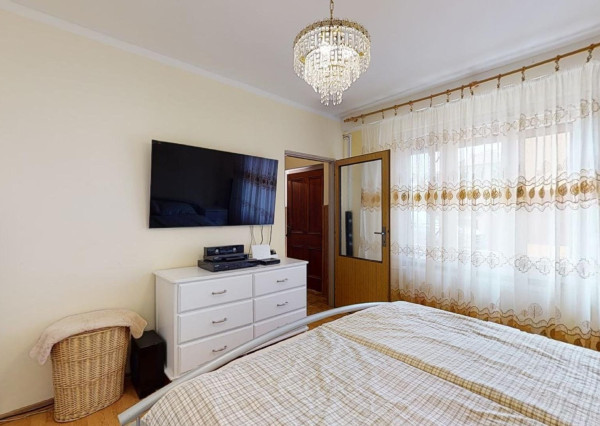 PREDANÉ -rod.dom s pozemkom 908 m2,bazénom,altánkom,3 x garáž v tesnej blízkosti ZŠ, MŠ a námestia v ZB.