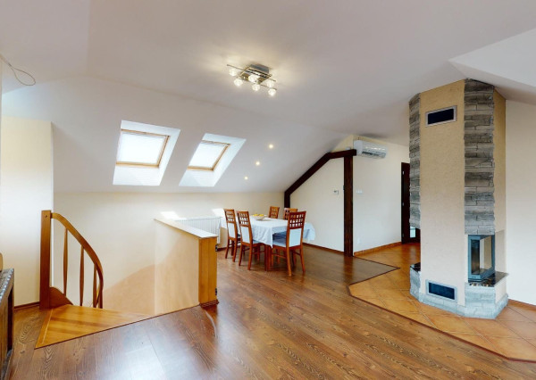 PREDANÉ -rod.dom s pozemkom 908 m2,bazénom,altánkom,3 x garáž v tesnej blízkosti ZŠ, MŠ a námestia v ZB.