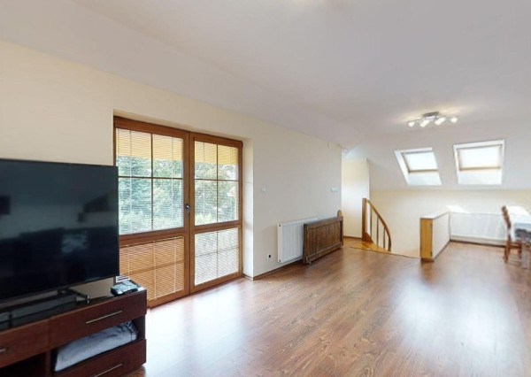 PREDANÉ -rod.dom s pozemkom 908 m2,bazénom,altánkom,3 x garáž v tesnej blízkosti ZŠ, MŠ a námestia v ZB.