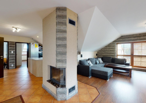 PREDANÉ -rod.dom s pozemkom 908 m2,bazénom,altánkom,3 x garáž v tesnej blízkosti ZŠ, MŠ a námestia v ZB.