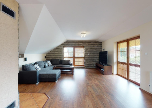 PREDANÉ -rod.dom s pozemkom 908 m2,bazénom,altánkom,3 x garáž v tesnej blízkosti ZŠ, MŠ a námestia v ZB.