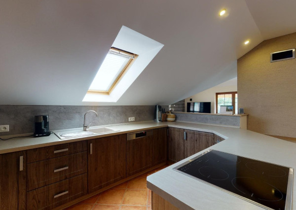 PREDANÉ -rod.dom s pozemkom 908 m2,bazénom,altánkom,3 x garáž v tesnej blízkosti ZŠ, MŠ a námestia v ZB.