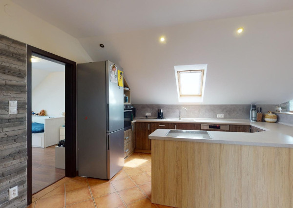 PREDANÉ -rod.dom s pozemkom 908 m2,bazénom,altánkom,3 x garáž v tesnej blízkosti ZŠ, MŠ a námestia v ZB.