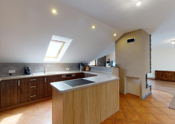 PREDANÉ -rod.dom s pozemkom 908 m2,bazénom,altánkom,3 x garáž v tesnej blízkosti ZŠ, MŠ a námestia v ZB.