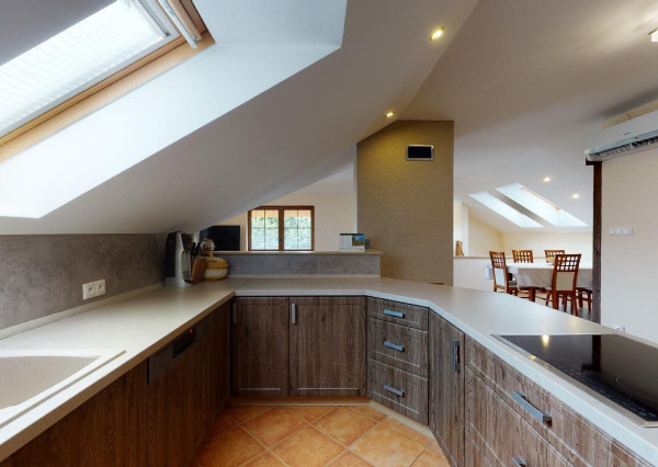 PREDANÉ -rod.dom s pozemkom 908 m2,bazénom,altánkom,3 x garáž v tesnej blízkosti ZŠ, MŠ a námestia v ZB.