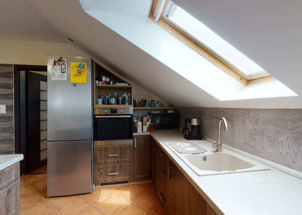 PREDANÉ -rod.dom s pozemkom 908 m2,bazénom,altánkom,3 x garáž v tesnej blízkosti ZŠ, MŠ a námestia v ZB.