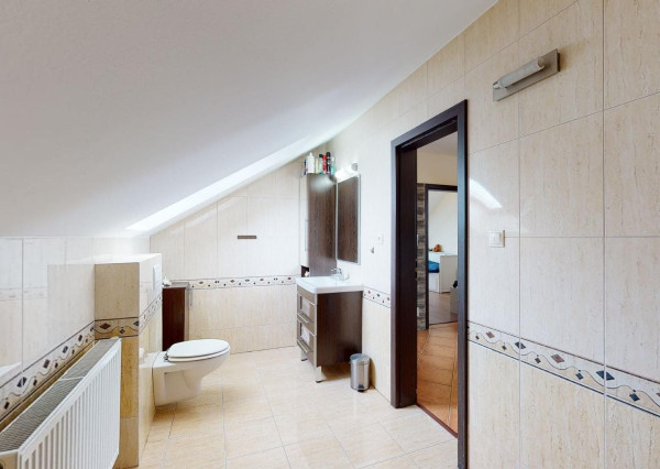 PREDANÉ -rod.dom s pozemkom 908 m2,bazénom,altánkom,3 x garáž v tesnej blízkosti ZŠ, MŠ a námestia v ZB.