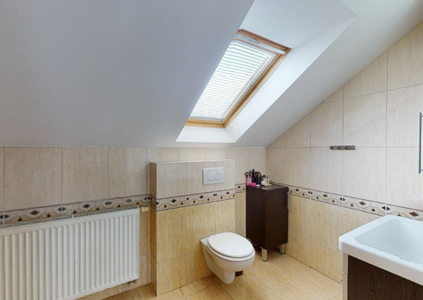 PREDANÉ -rod.dom s pozemkom 908 m2,bazénom,altánkom,3 x garáž v tesnej blízkosti ZŠ, MŠ a námestia v ZB.