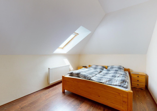 PREDANÉ -rod.dom s pozemkom 908 m2,bazénom,altánkom,3 x garáž v tesnej blízkosti ZŠ, MŠ a námestia v ZB.