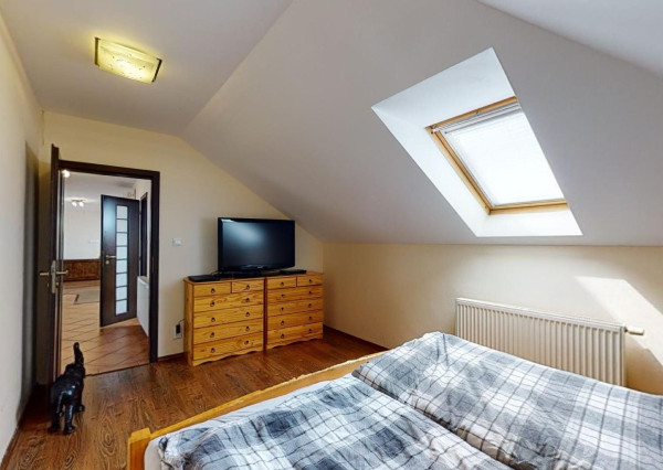 PREDANÉ -rod.dom s pozemkom 908 m2,bazénom,altánkom,3 x garáž v tesnej blízkosti ZŠ, MŠ a námestia v ZB.