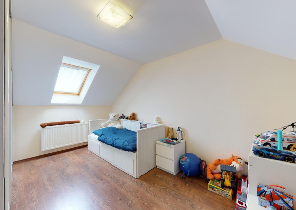 PREDANÉ -rod.dom s pozemkom 908 m2,bazénom,altánkom,3 x garáž v tesnej blízkosti ZŠ, MŠ a námestia v ZB.