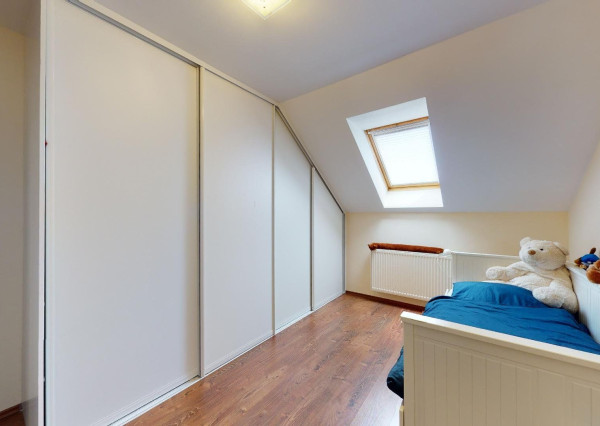 PREDANÉ -rod.dom s pozemkom 908 m2,bazénom,altánkom,3 x garáž v tesnej blízkosti ZŠ, MŠ a námestia v ZB.