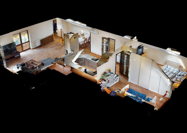 PREDANÉ -rod.dom s pozemkom 908 m2,bazénom,altánkom,3 x garáž v tesnej blízkosti ZŠ, MŠ a námestia v ZB.