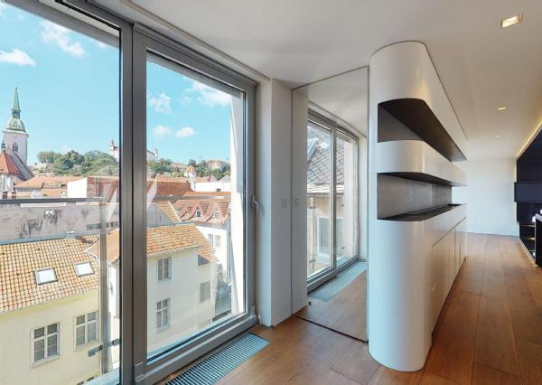 PREDANÉ - mezonetový byt 129,70 m2  s balkónom v historickom centre BA - STARÉ MESTO.