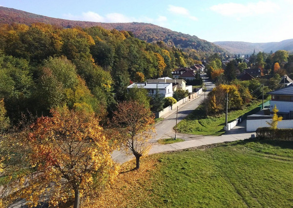 PREDANÉ - Predaj stavebného pozemku 3888 m2 v tichej a pokojnej časti Borinky.