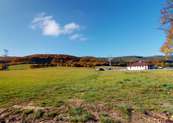 PREDANÉ - Predaj stavebného pozemku 3888 m2 v tichej a pokojnej časti Borinky.