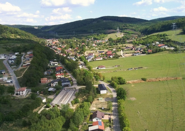 PREDANÉ - Predaj stavebného pozemku 3888 m2 v tichej a pokojnej časti Borinky.