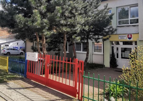 PREDANÉ - Predaj stavebného pozemku 3888 m2 v tichej a pokojnej časti Borinky.