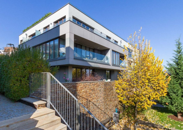 PREDANÉ + PRENAJATÉ -Slnečný, kompletne zariadený 4 izbový byt s terasou, loggiou, 2 x parking v garáži: rezidencia PARKVILLE, KOLIBA-BA III.