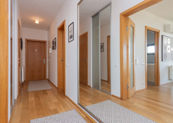 PREDANÉ + PRENAJATÉ -Slnečný, kompletne zariadený 4 izbový byt s terasou, loggiou, 2 x parking v garáži: rezidencia PARKVILLE, KOLIBA-BA III.