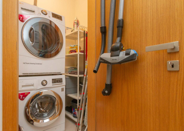 PREDANÉ + PRENAJATÉ -Slnečný, kompletne zariadený 4 izbový byt s terasou, loggiou, 2 x parking v garáži: rezidencia PARKVILLE, KOLIBA-BA III.