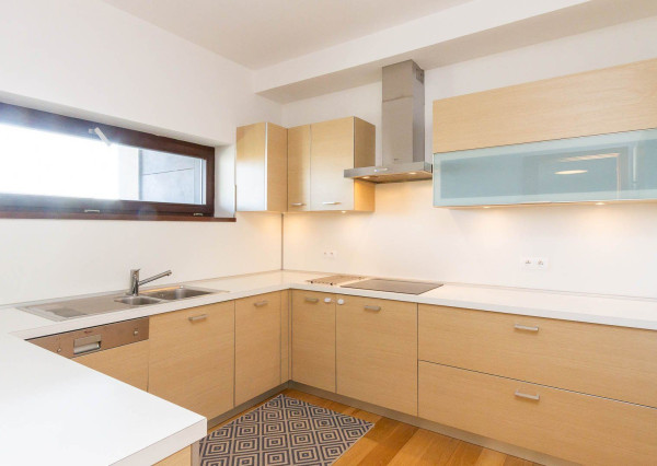 PREDANÉ + PRENAJATÉ -Slnečný, kompletne zariadený 4 izbový byt s terasou, loggiou, 2 x parking v garáži: rezidencia PARKVILLE, KOLIBA-BA III.