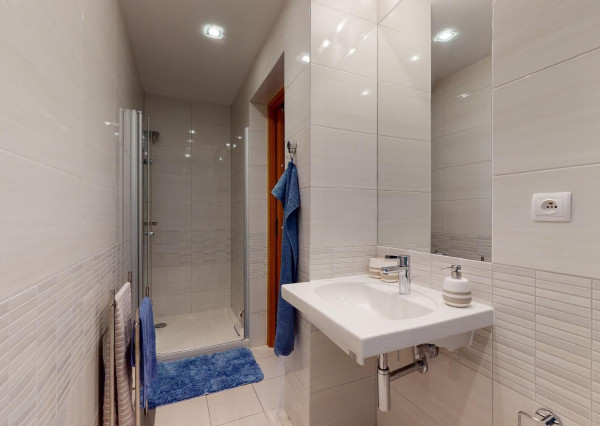 PREDANÉ + PRENAJATÉ -Slnečný, kompletne zariadený 4 izbový byt s terasou, loggiou, 2 x parking v garáži: rezidencia PARKVILLE, KOLIBA-BA III.