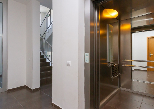 PREDANÉ + PRENAJATÉ -Slnečný, kompletne zariadený 4 izbový byt s terasou, loggiou, 2 x parking v garáži: rezidencia PARKVILLE, KOLIBA-BA III.