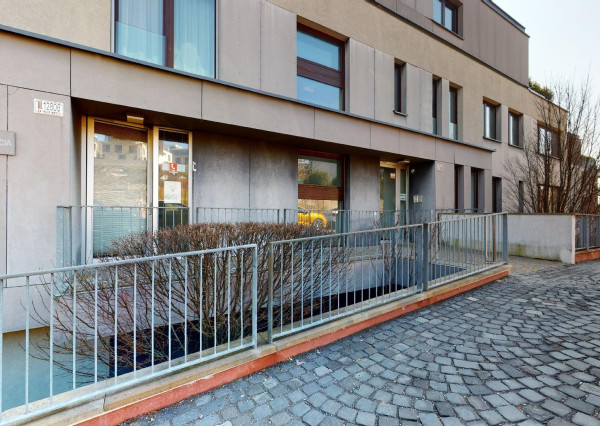 PREDANÉ + PRENAJATÉ -Slnečný, kompletne zariadený 4 izbový byt s terasou, loggiou, 2 x parking v garáži: rezidencia PARKVILLE, KOLIBA-BA III.