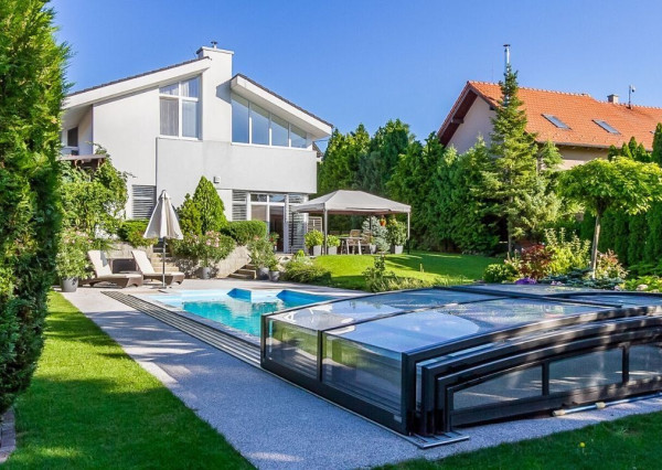 PREDANÉ - 6 izb.rod.dom v pokojnej štvrti STUPAVY v blízkosti lesa a parku.Excelentná záhrada 1469 m2 s bazénom.