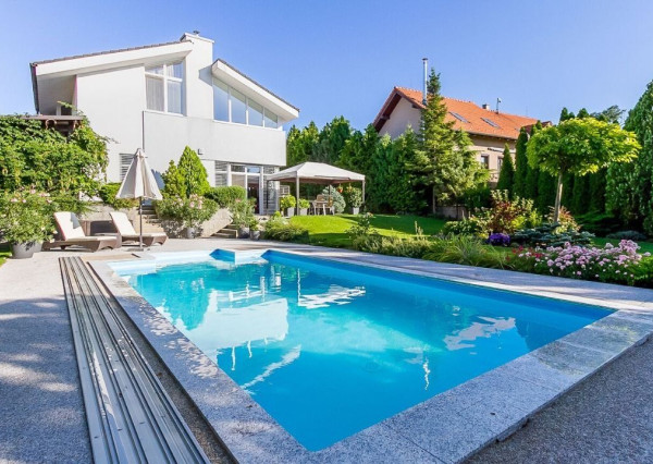 PREDANÉ - 6 izb.rod.dom v pokojnej štvrti STUPAVY v blízkosti lesa a parku.Excelentná záhrada 1469 m2 s bazénom.