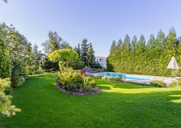 PREDANÉ - 6 izb.rod.dom v pokojnej štvrti STUPAVY v blízkosti lesa a parku.Excelentná záhrada 1469 m2 s bazénom.