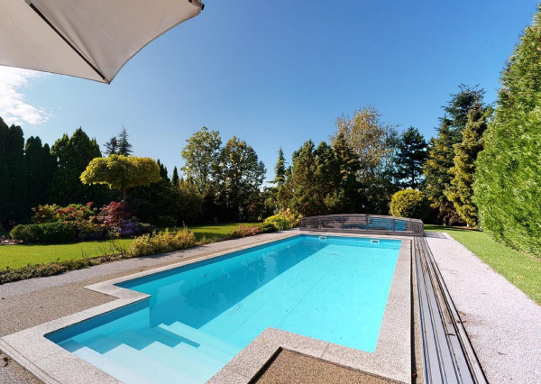 PREDANÉ - 6 izb.rod.dom v pokojnej štvrti STUPAVY v blízkosti lesa a parku.Excelentná záhrada 1469 m2 s bazénom.