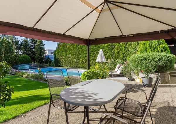 PREDANÉ - 6 izb.rod.dom v pokojnej štvrti STUPAVY v blízkosti lesa a parku.Excelentná záhrada 1469 m2 s bazénom.