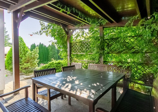 PREDANÉ - 6 izb.rod.dom v pokojnej štvrti STUPAVY v blízkosti lesa a parku.Excelentná záhrada 1469 m2 s bazénom.