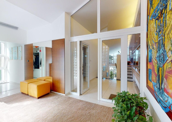 PREDANÉ - 6 izb.rod.dom v pokojnej štvrti STUPAVY v blízkosti lesa a parku.Excelentná záhrada 1469 m2 s bazénom.