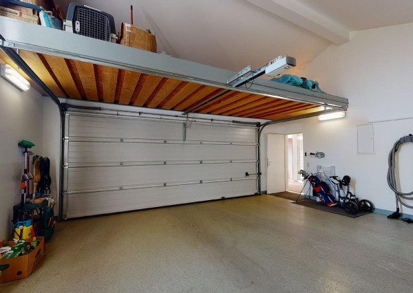 PREDANÉ - 6 izb.rod.dom v pokojnej štvrti STUPAVY v blízkosti lesa a parku.Excelentná záhrada 1469 m2 s bazénom.