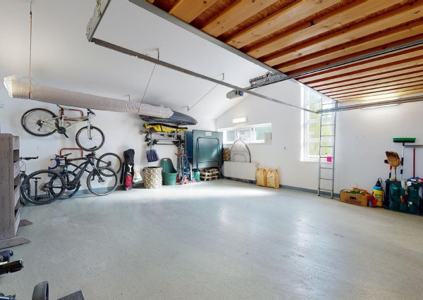 PREDANÉ - 6 izb.rod.dom v pokojnej štvrti STUPAVY v blízkosti lesa a parku.Excelentná záhrada 1469 m2 s bazénom.