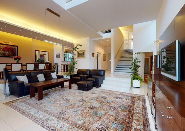 PREDANÉ - 6 izb.rod.dom v pokojnej štvrti STUPAVY v blízkosti lesa a parku.Excelentná záhrada 1469 m2 s bazénom.