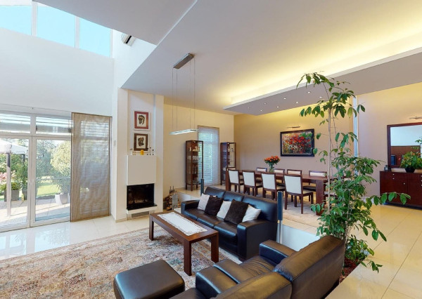 PREDANÉ - 6 izb.rod.dom v pokojnej štvrti STUPAVY v blízkosti lesa a parku.Excelentná záhrada 1469 m2 s bazénom.