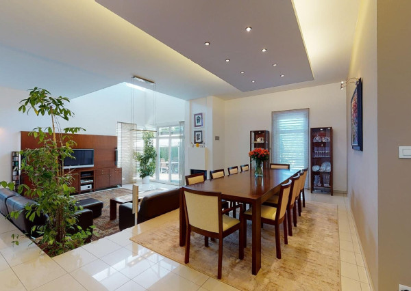 PREDANÉ - 6 izb.rod.dom v pokojnej štvrti STUPAVY v blízkosti lesa a parku.Excelentná záhrada 1469 m2 s bazénom.