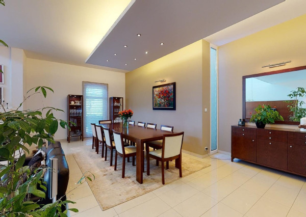 PREDANÉ - 6 izb.rod.dom v pokojnej štvrti STUPAVY v blízkosti lesa a parku.Excelentná záhrada 1469 m2 s bazénom.